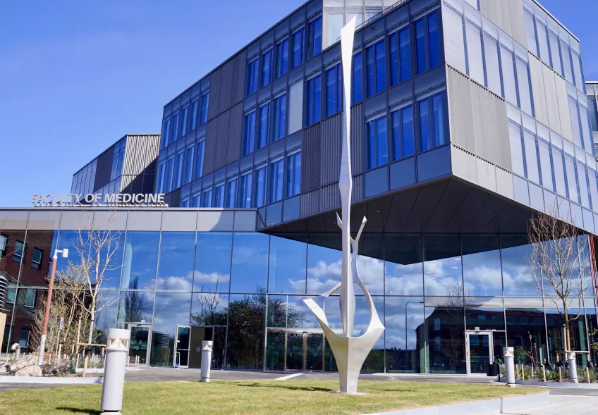 Exterior view of the Forum Medicum building with glass facade.